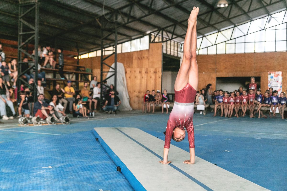Gimnasta realizando vertical